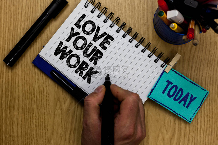 写笔记显示爱你的工作商业照片展示制作能激励自己的东西对工作的热情男人拿着记号笔记本衣夹提图片