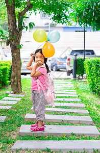 带着背包和气球的小女孩图片
