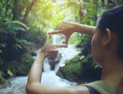 女人用手在雨林影视空间暖化的回声环背景图片