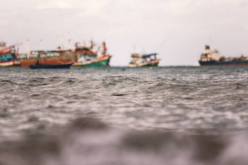 模糊的渔船漂浮在海中图片