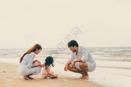父亲母亲和孩子的幸福家庭夏天去热带沙滩图片