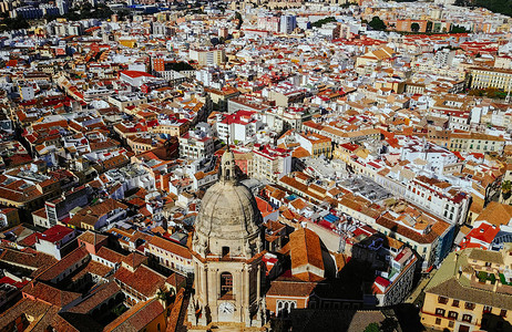 老城的航拍天空中的城市景观图片