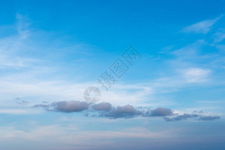 蓝色天空中的云由飞机图片