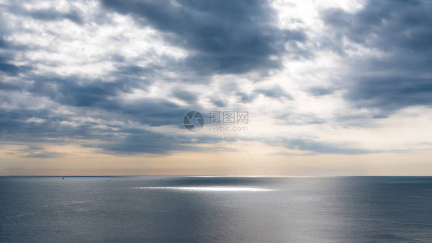 日落背景前美丽的蓝天大海的形象图片