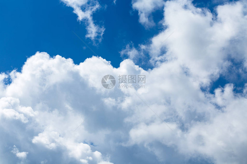 大白云映衬着深蓝色的天空图片