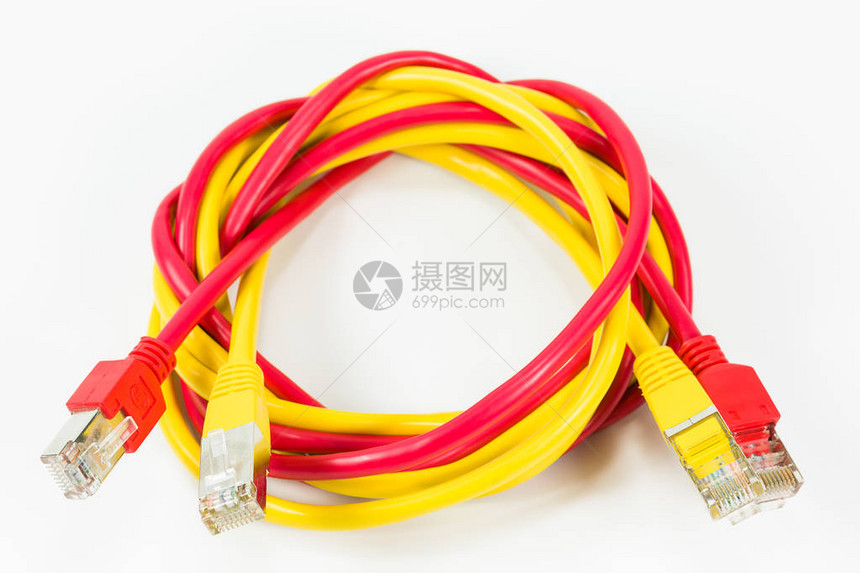 RJ45连接器在白色背景上隔离的红色和黄色红黄线电缆R图片