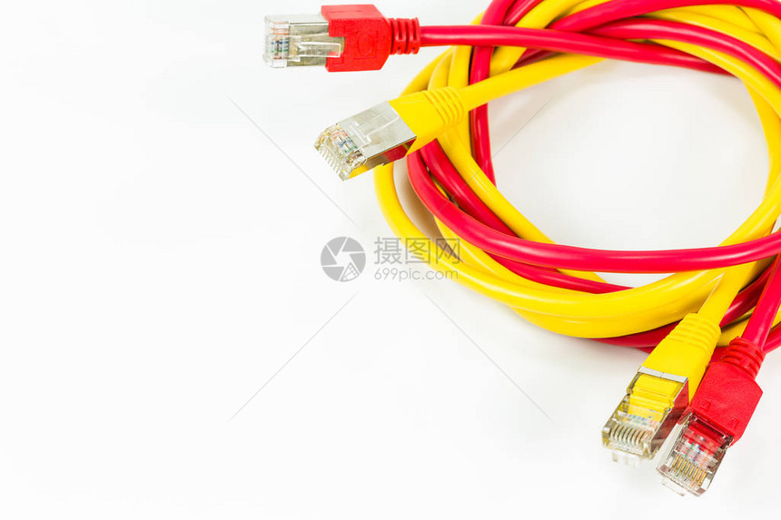 RJ45连接器在白色背景上隔离的红色和黄色红黄线电缆R图片