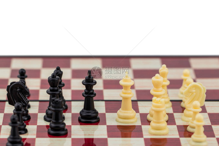 象棋王象棋人物站在白桌上图片