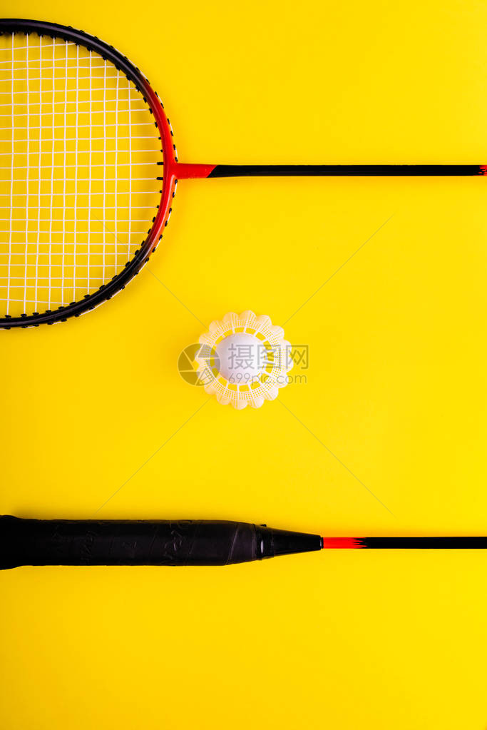 黄色背景的活羽毛球和电动羽毛球刺激抗药概念竞争流行艺图片
