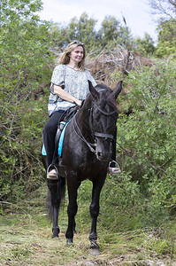 骑马的女人和她的黑马在图片