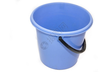 白色背景上的一个桶白色背景上的蓝色塑料桶洗地板图片
