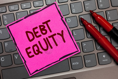 显示债务权益的文本符号概念照片将公司总负债按股东划分粉红色纸键盘灵感交流思想背景图片