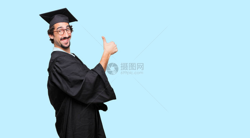年轻毕业男子满怀足自豪和快乐的表情图片