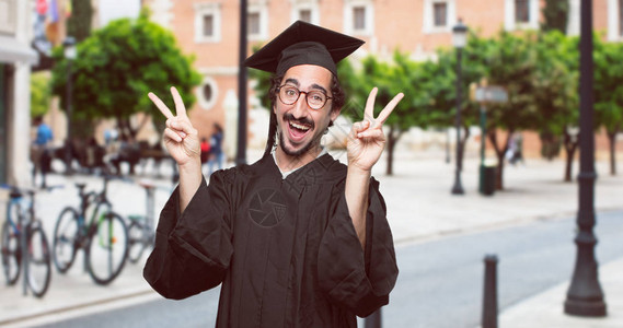 带着骄傲快乐和自信的表情毕业的大胡子男人图片