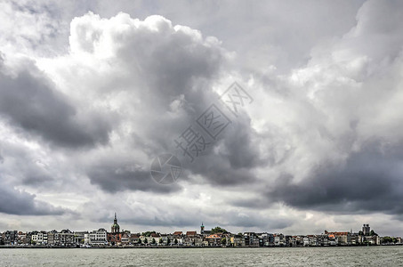 乌德马亚斯河和Merwede河汇合的多尔得勒支镇具有历史意义的滨海口图片