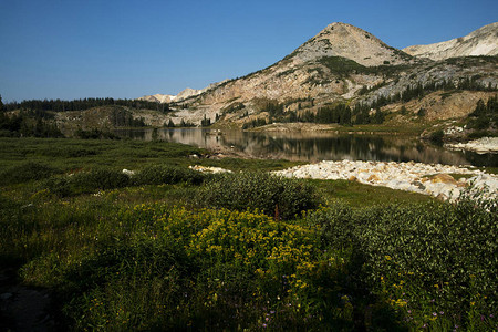 在怀俄明省立比湖的甘蔗糕山和BowPeak医图片