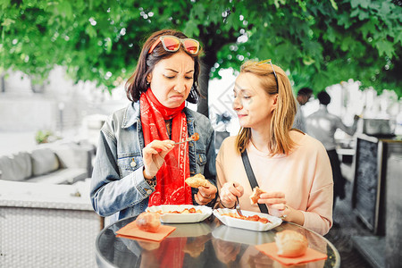 两位女友学生在吃香肠时图片