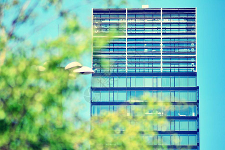 以清晰的天空背景建立现代办公大楼RetroStyl化彩色调图片