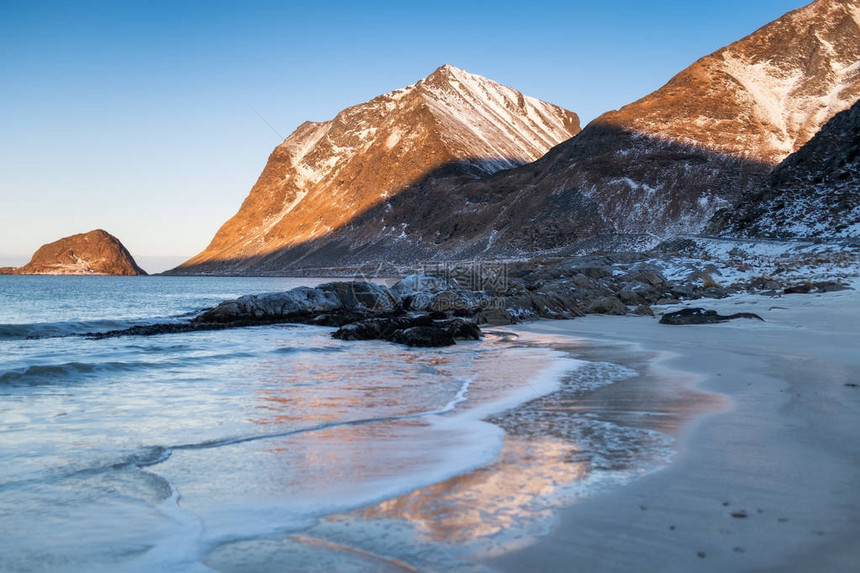 挪威罗弗敦群岛日落时的海岸线挪威的自然海景海浪和沙子海岸线图片