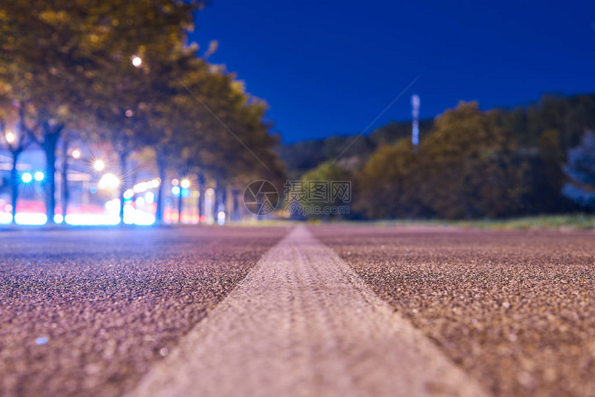 夜间灯光下的平坦道路选择聚焦图片