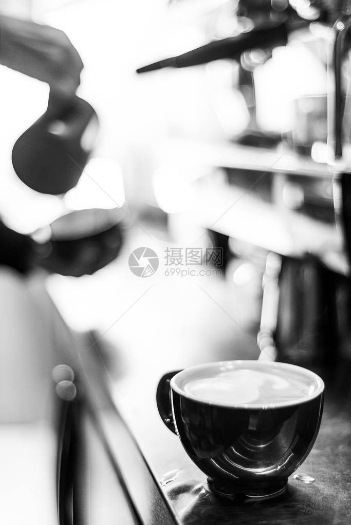 用现代咖啡机和眼镜制作浓缩咖啡B图片