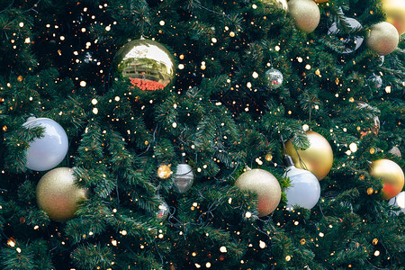 带有金球装饰和装饰的老式圣诞树图片