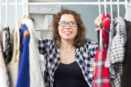 女人在衣柜前挑选衣服图片