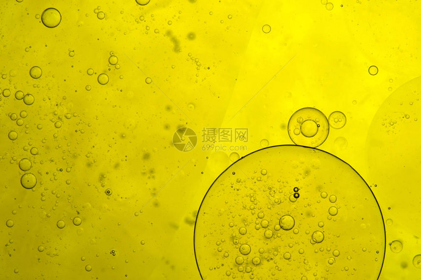 水上浮油的亮黄色泡图片