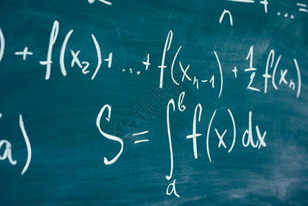 数学函数由粉笔写在黑白板图片