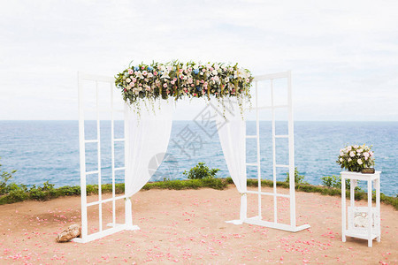 在悬崖上举行婚礼仪式图片