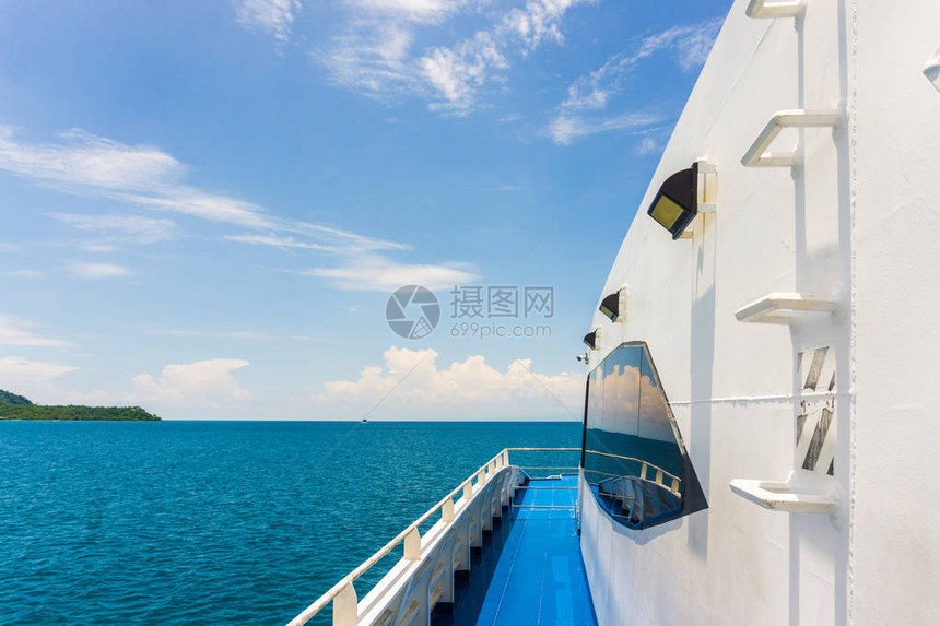蓝海自然景观中的旅行船图片