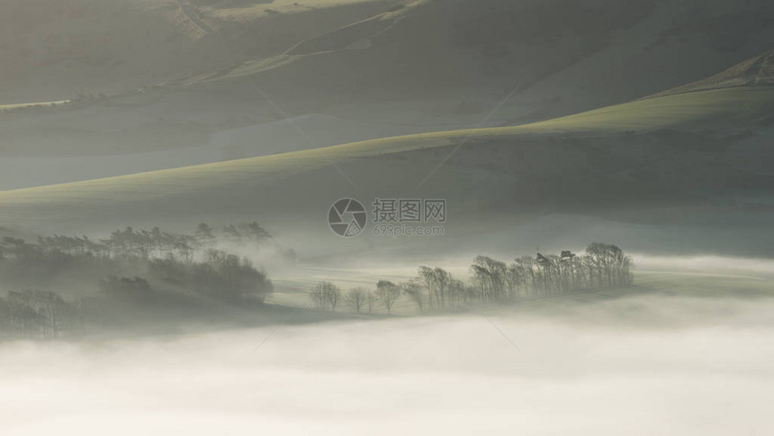 在冬季日出时美丽的雾英国乡村风景地层横图片