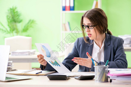 女财务经理在办公室中提供图表在办公图片