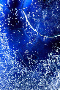 漂亮的蓝色背景由冰下的水制成图片
