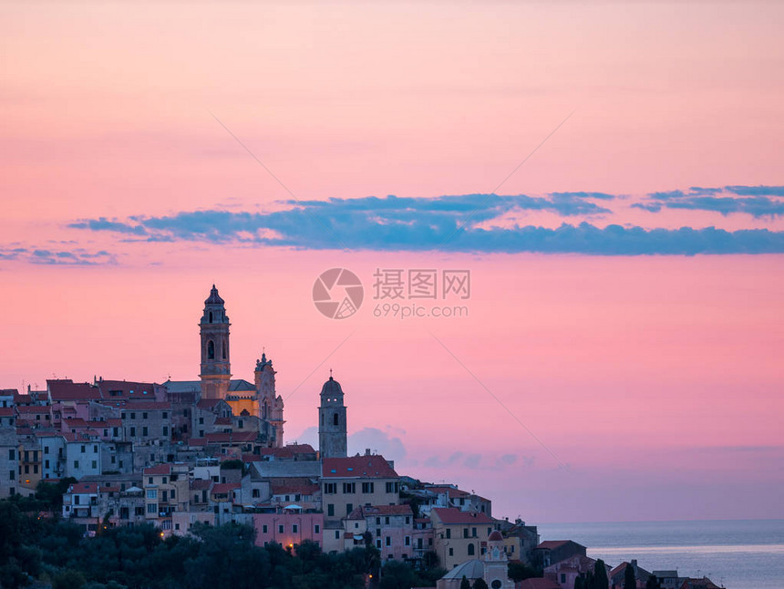 鸟瞰位于意大利古里亚维埃拉地中海岸的Cervo中世纪小镇图片