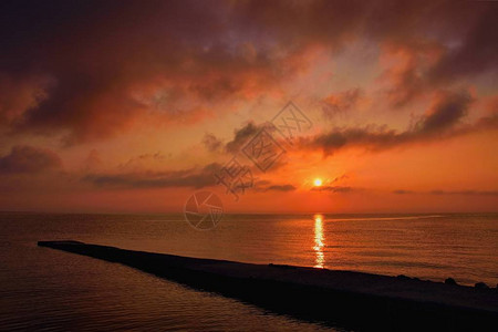 美丽的日出在海滩的海边闪烁浪漫的景色图片