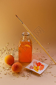 新鲜的杏汁和一杯杏汁白桌边有燕麦图片