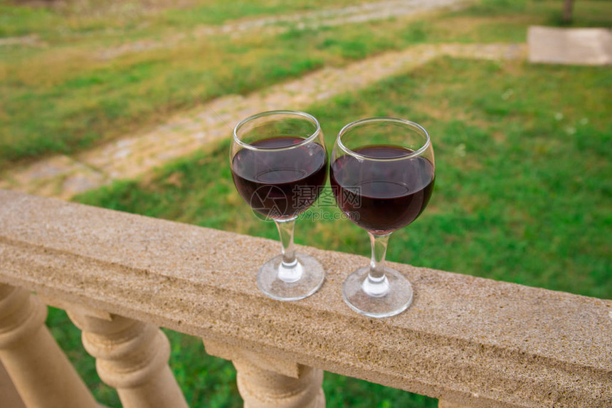 阳台上有红酒或一杯葡萄酒图片