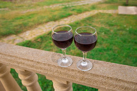 阳台上有红酒或一杯葡萄酒图片