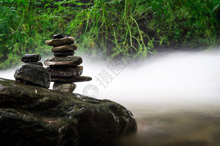 禅宗平衡岩石在河流附近冥想图片