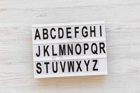 回到学校的概念从A到Z的字母现代板上的英文字母在白色木制背景上图片