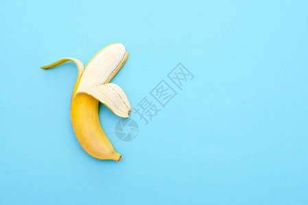 黄色成熟香蕉在蓝色图片