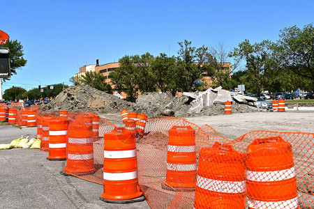 一个城市内主要道路维修和建筑工地的橙色桶块图片