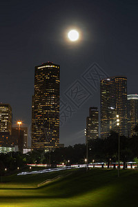 休斯顿德克萨斯州夜照和月图片