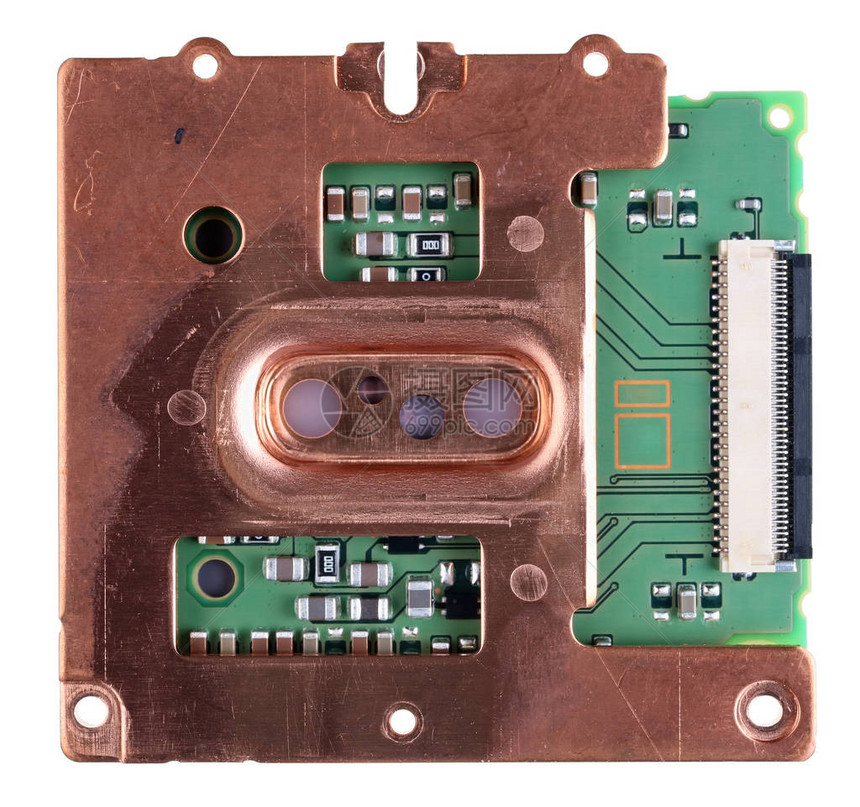 大型铜散热器从数码摄影相机中去除现代大型RGB图像传感器的热量在白色工作室宏观图片