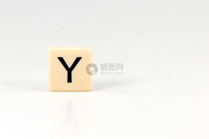 塑料板上的英文大写字母Y在白色背景上与图片