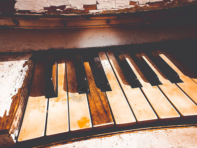 旧钢琴的键图片