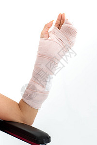 左手折断了一名用石膏铸造工作室的妇女的左手图片