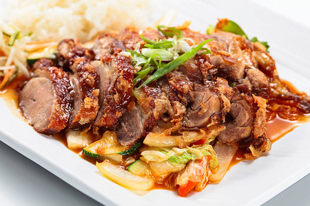 烤肉配蔬菜和米饭韩国料理图片