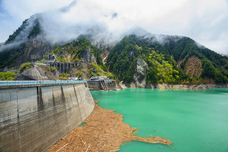 Kurobe大坝或Kuroyon大坝是日本富山县Kurobe河上的图片